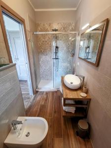 La salle de bains est pourvue d'un lavabo et d'une douche. dans l'établissement La Luna dei Medici, à Fivizzano