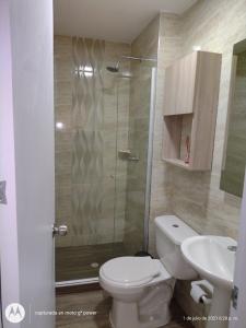 La salle de bains est pourvue d'une douche, de toilettes et d'un lavabo. dans l'établissement Hermoso Apartamento Amoblado, à Carthagène des Indes