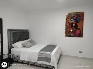 - une chambre avec un lit orné d'une peinture murale dans l'établissement Hermoso Apartamento Amoblado, à Carthagène des Indes