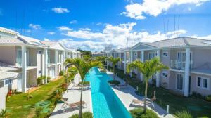 arial view of a resort with a pool and palm trees at Arraial D'Ajuda, Altos da pitinga ,3 suítes in Arraial d'Ajuda