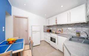 A kitchen or kitchenette at Villa Pines