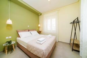 A bed or beds in a room at Villa Pines