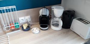 een koffiezetapparaat en een blender op een aanrecht bij Studio Confort Lorient Rue Vauban Hypercentre in Lorient