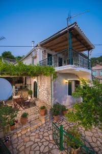 Casa con balcón y patio en Filippa's Katoi, en Drymon