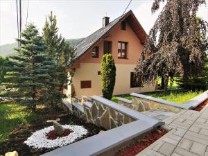 une maison avec un oiseau dans la cour avant dans l'établissement Chata Podolina, à Terchová