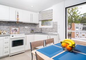 A kitchen or kitchenette at Villa Pines