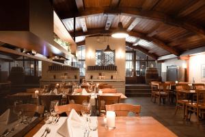 un restaurante con mesas de madera y sillas en una habitación en Goldener Schlüssel, en Berna