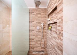 A bathroom at Villa Pines Még 37 kép