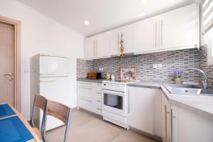 A kitchen or kitchenette at Villa Pines