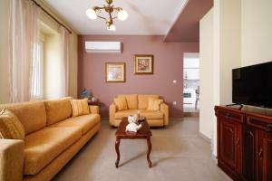 A television and/or entertainment centre at Villa Pines
