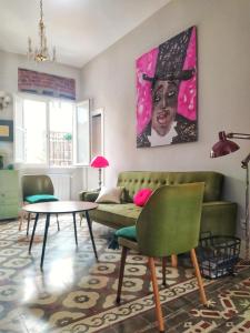 a living room with a couch and a table at La Casita Vintage in Madrid
