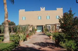 a building with a pathway in front of it at Gite Souss in Oulad Teima