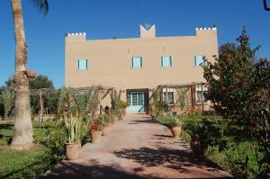 a building with a pathway in front of it at Gite Souss in Oulad Teïma