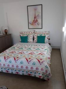 1 dormitorio con 1 cama con edredón en Joy Residence, en Timisoara