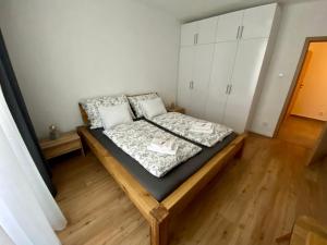 Apartment Poruba GARDEN VIEW tesisinde bir odada yatak veya yataklar