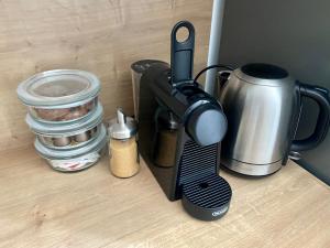 une cafetière assise sur un comptoir à côté de certains conteneurs dans l'établissement Apartment Poruba GARDEN VIEW, à Ostrava