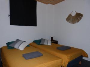 dos camas sentadas una al lado de la otra en una habitación en Appartement Opale Bourg d'Oisans en Le Bourg-dʼOisans