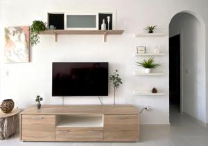 A television and/or entertainment centre at Apartamento en Apartaclub La Barrosa