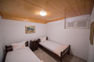 Giường trong phòng chung tại Filippa's Katoi