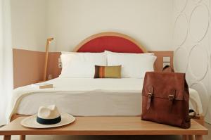 Posteľ alebo postele v izbe v ubytovaní Sighé Boutique Rooms - Stanze vicine all'Ospedale Panico - Soggiorno Elegante a pochi minuti di auto da Castro, Tricase Porto e Marina Serra