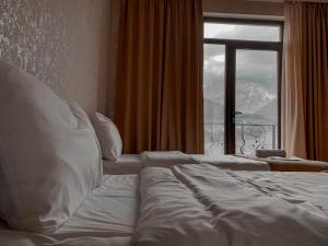 Rúm í herbergi á Toliketi Kazbegi