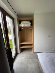 una piccola camera da letto con un letto e una finestra di Resort Nová Pec a Nová Pec