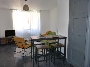 - une salle à manger avec une table et des chaises dans l'établissement Appartement Opale Bourg d'Oisans, au Bourg-dʼOisans