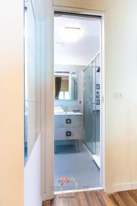 een badkamer met een wastafel en een spiegel bij Duchessa Ravaschieri bed and breakfast in Napels