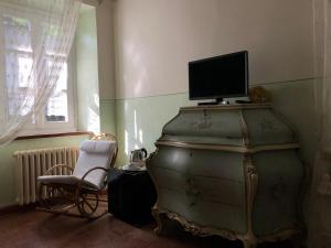 TV a/nebo společenská místnost v ubytování Cascina Bolichin