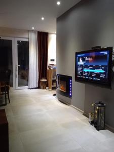 Televízia a/alebo spoločenská miestnosť v ubytovaní Apartmani Ilena