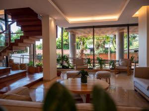 a lobby with couches and a table and chairs at Hotel Saint George in Puerto Iguazú