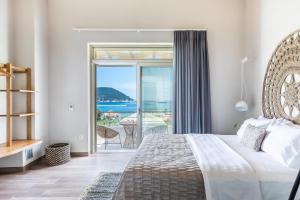 Un dormitorio con una cama y vista al mar. en Villa Kingstone 2, en Skopelos Town 46 fotos más