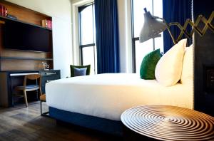 The Grady Hotel客房内的一张或多张床位