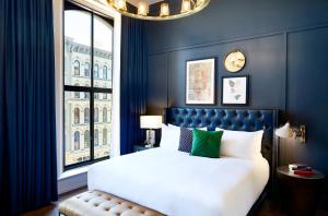 The Grady Hotel客房内的一张或多张床位