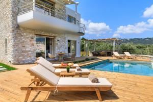 una villa con piscina y patio en Villa Kingstone 2, en Skopelos Town