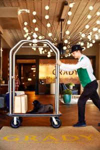 入住The Grady Hotel的客人