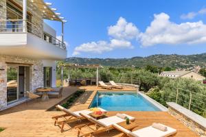 una casa con piscina y patio en Villa Kingstone 2, en Skopelos Town