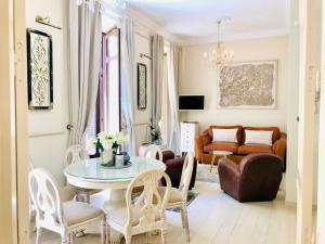 A seating area at Calderon & old town 4 balconies by ELE Apartments