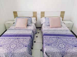 two beds sitting next to each other in a room at Monísimo Pensión Rincón de la Victoria in Rincón de la Victoria +32 photos