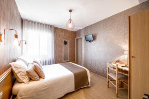 um quarto de hotel com uma cama e uma secretária em Hotel Le Barbouillon em Vencimont