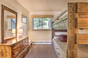 sypialnia z łóżkiem piętrowym i lustrem w obiekcie Silverthorne Condo with Views about 11 Mi to Ski Slopes w mieście Silverthorne