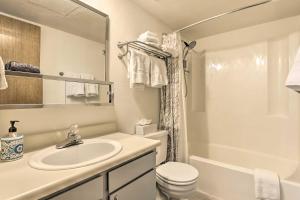 biała łazienka z umywalką i toaletą w obiekcie Silverthorne Condo with Views about 11 Mi to Ski Slopes w mieście Silverthorne +21 zdjęć