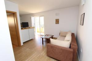 ein Wohnzimmer mit einem Sofa und einem Tisch in der Unterkunft Apartments Hanna in Rovinj