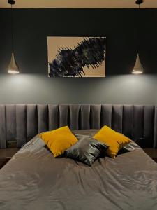 Una cama con dos almohadas encima. en Hotel ULYSSES en Mtskheta