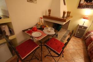 a small dining room with a table and chairs at Bed And Breakfast Majore in Nuoro