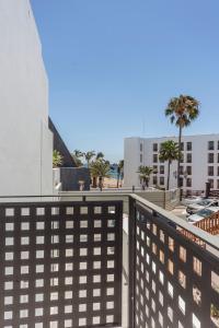 una vista sulla spiaggia dal balcone di un edificio di Apartamentos Temisa a Puerto del Carmen