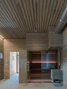 a room with a wooden ceiling and a glass door at Casa Olea Hotel in Cremia