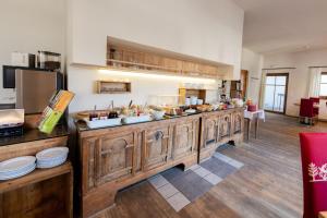 een keuken met een aanrecht met eten erop bij Hotel Garni Zum Hirschen in Malles Venosta +34 foto's