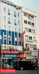 een hotel met een busje geparkeerd voor een gebouw bij Sulduz Hotel in Trabzon