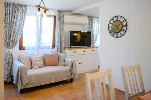Una sala de estar con un sofá y un televisor. en Villa Baywatch, en Galata